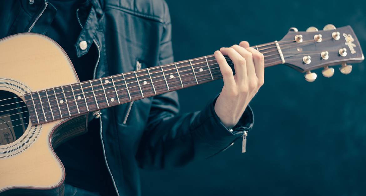 A Comprehensive Guide to Guitar Types: How to Choose the Right One for Your Music Style in Bahrain